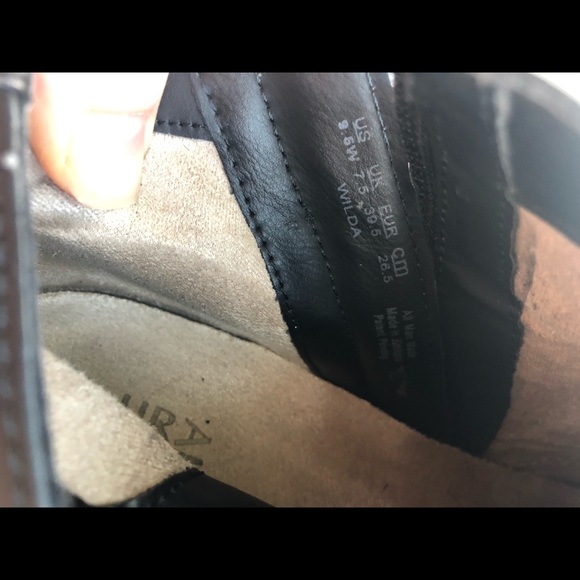 Black boots - Picture 3 of 5